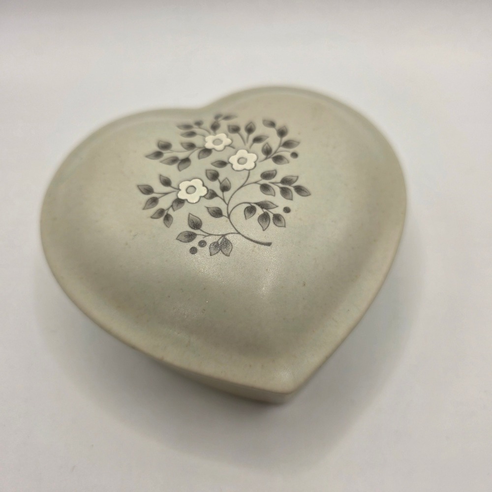 Vtg Pfaltzgraff Heirloom Heart‎ Trinket Box Cream Stoneware Jewelry Dish